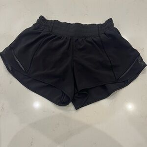 LULULEMON HOTTY HOT LOW RISE 2.5 SHORTS BLACK